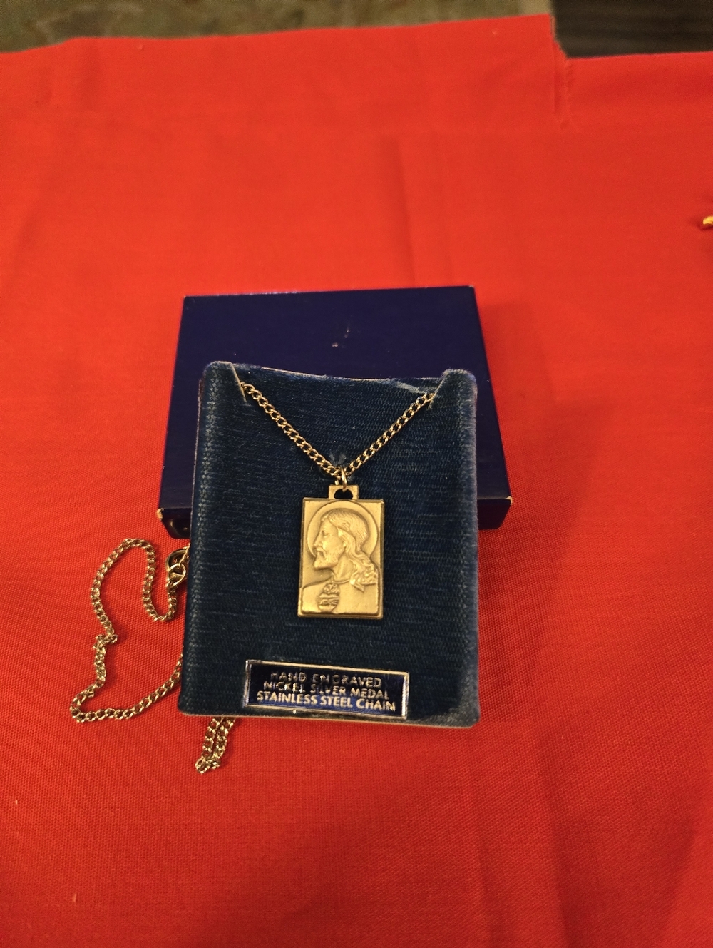 Vintage:Gold-tone Jesus Pendant Necklace - Picture 3 of 4